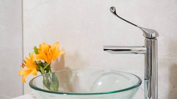 Douche, sĂšche-cheveux, serviettes fournies