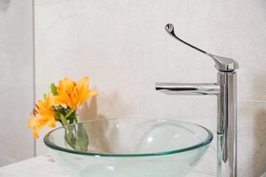 Een douche, een haardroger, handdoeken