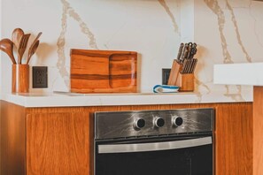 Een koelkast, een microgolfoven, een oven, een kookplaat