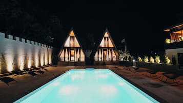 Bagian depan properti - sore/malam