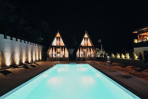 Bagian depan properti - sore/malam