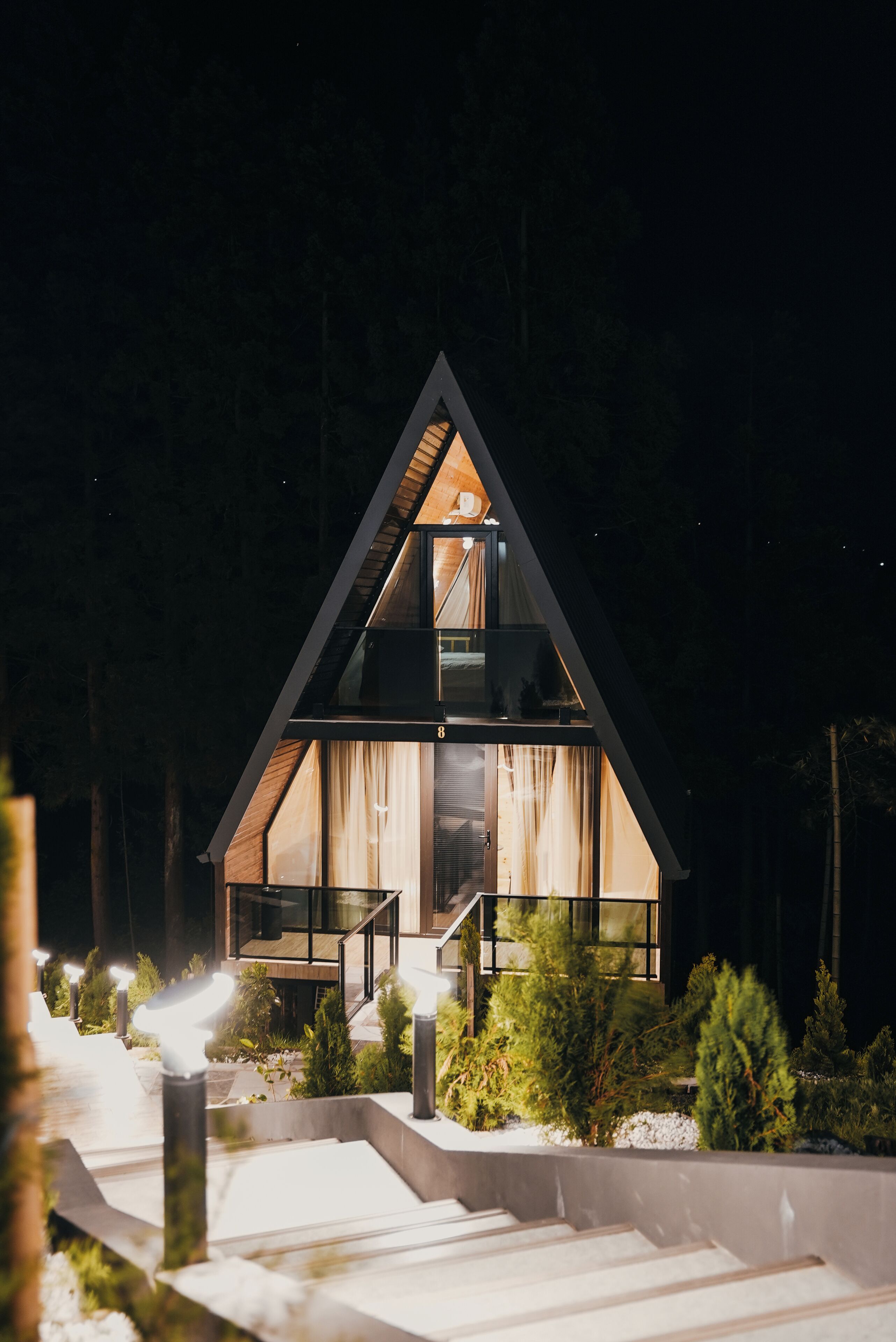 Fachada da propriedade à noite