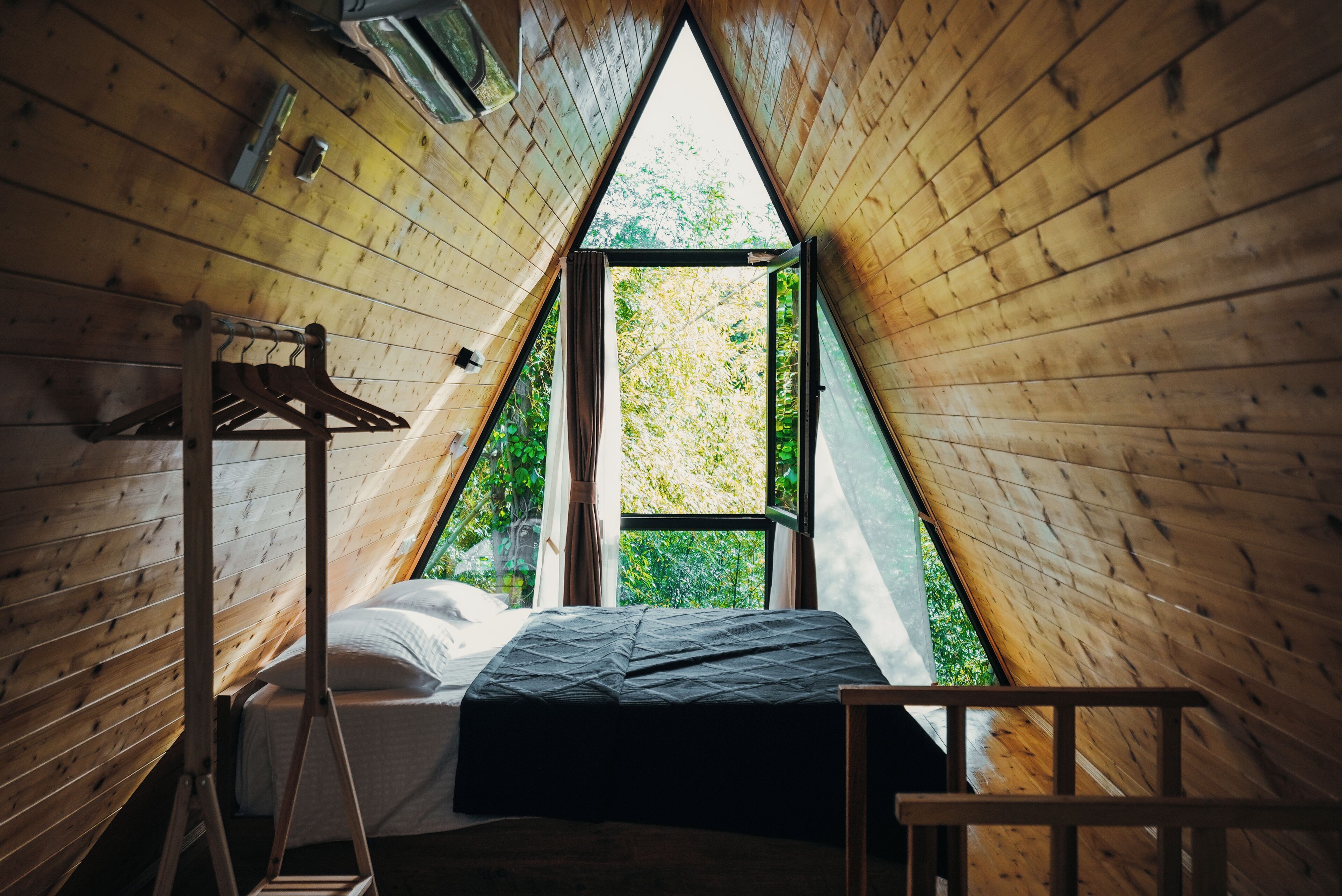 Chalé standard, vista para a piscina | Wi-Fi de cortesia, roupa de cama