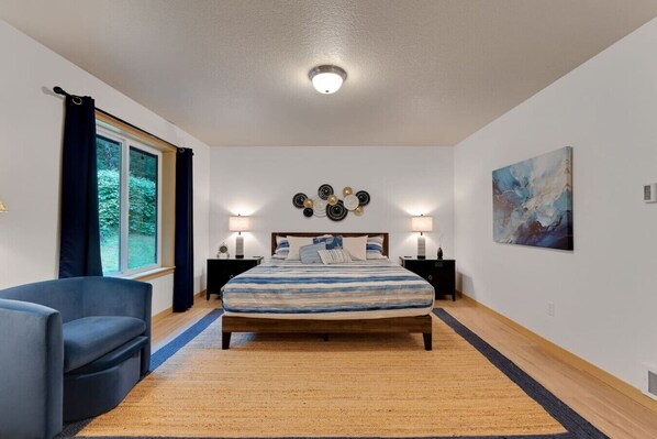 4 室のベッドルーム、デスク、アイロン / アイロン台、WiFi