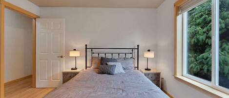 4 bedrooms, iron/ironing board, WiFi, bed sheets