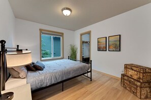 4 室のベッドルーム、デスク、アイロン / アイロン台、WiFi