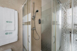 Dusche, Haartrockner, Handtücher