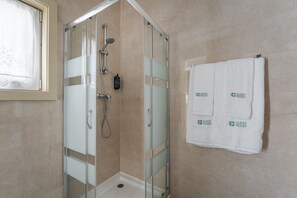 Shower, hair dryer, towels - GuestReady - Zenith Building - Room 103 (Porto)