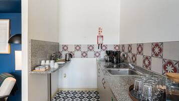 Fridge, coffee/tea maker