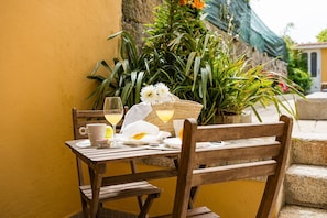 Outdoor dining - GuestReady - Zenith Building - Room 103 (Porto)