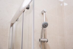 Dusche, Haartrockner, HandtĂŒcher