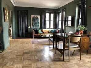 Living area - The Kean Club - Historic apartment with parking (Detroit)