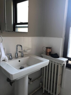 Haartrockner, Handtücher, Seife, Toilettenpapier
