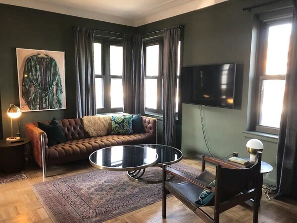 Living area - The Kean Club - Historic apartment with parking (Detroit)