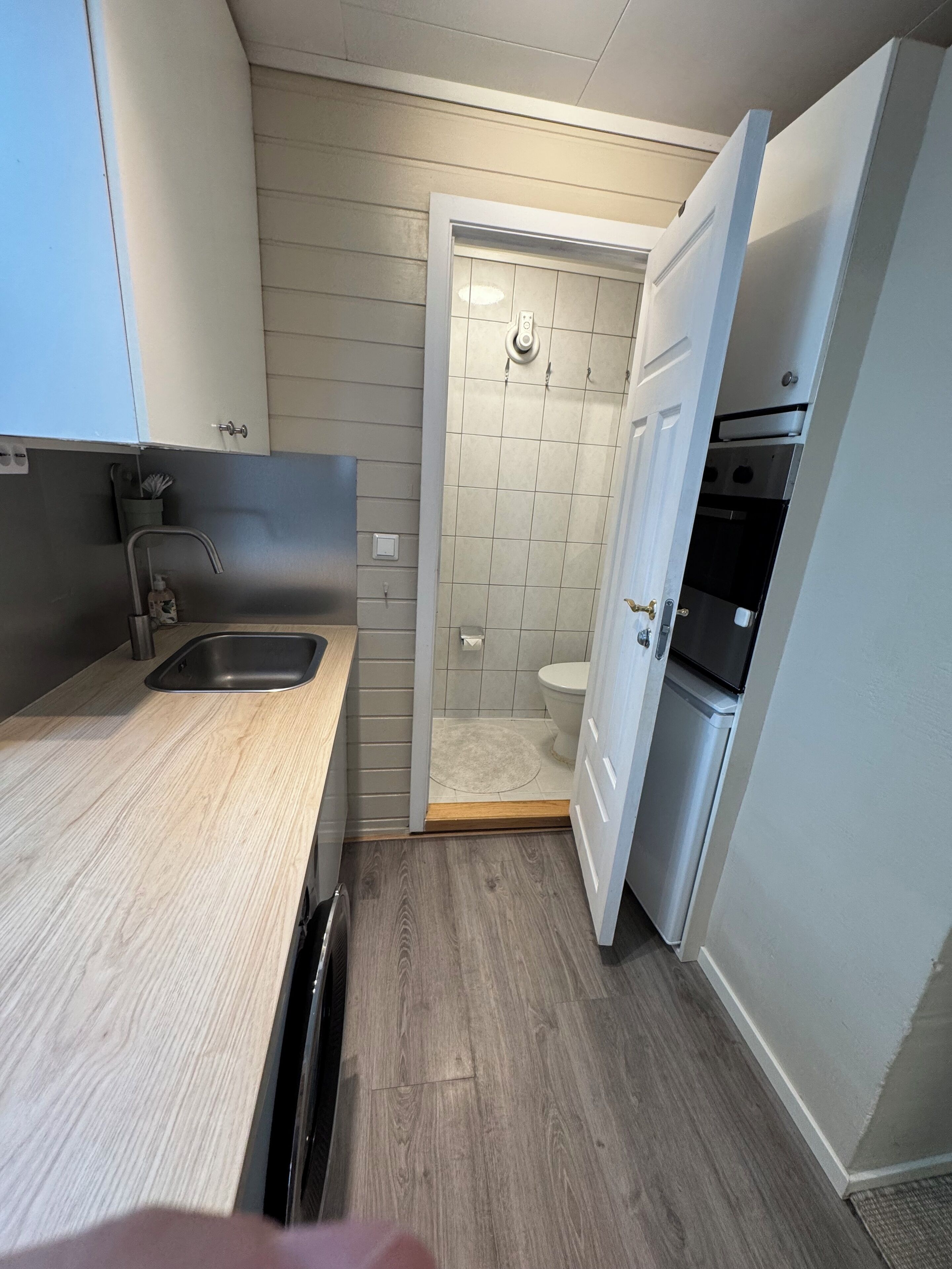 Dusj, hårføner, håndklær og toalettpapir