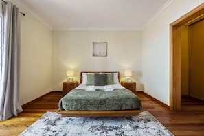 3 quartos, ferros/tábuas de passar roupa, berço de viagem