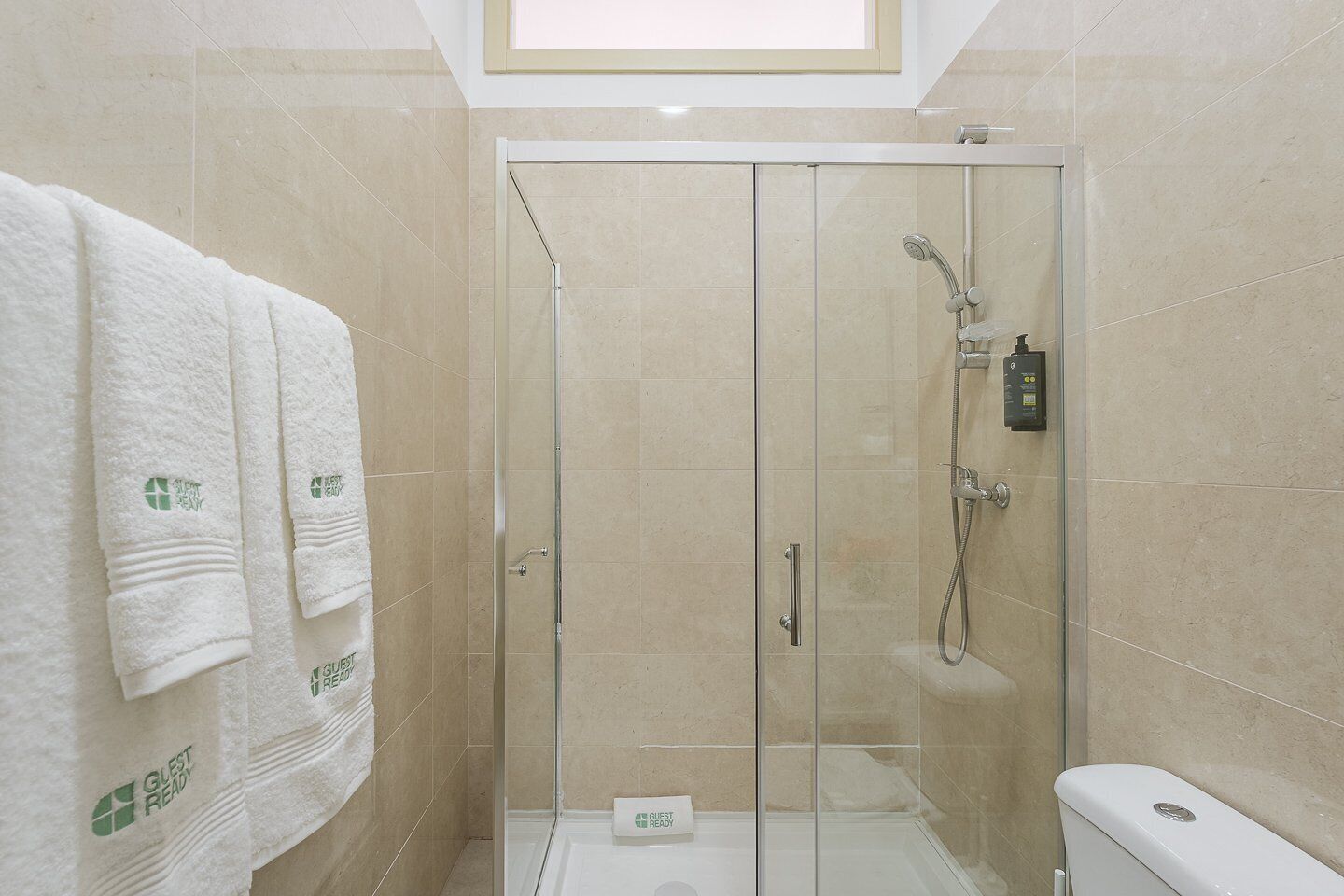 Douche, sèche-cheveux, serviettes fournies