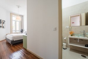 Shower, hair dryer, towels - GuestReady - Zenith Building - Room 101 (Porto)