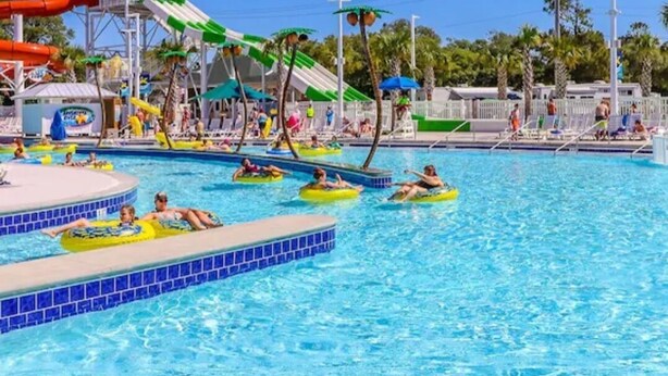 Una piscina con toboganes de agua y balsas inflables.