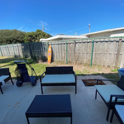 Charming 2-bedroom apartment with AC, WiFi in heart of downtown Cocoa Beach