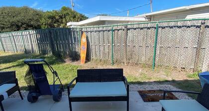 Charming 2-bedroom apartment with AC, WiFi in heart of downtown Cocoa Beach