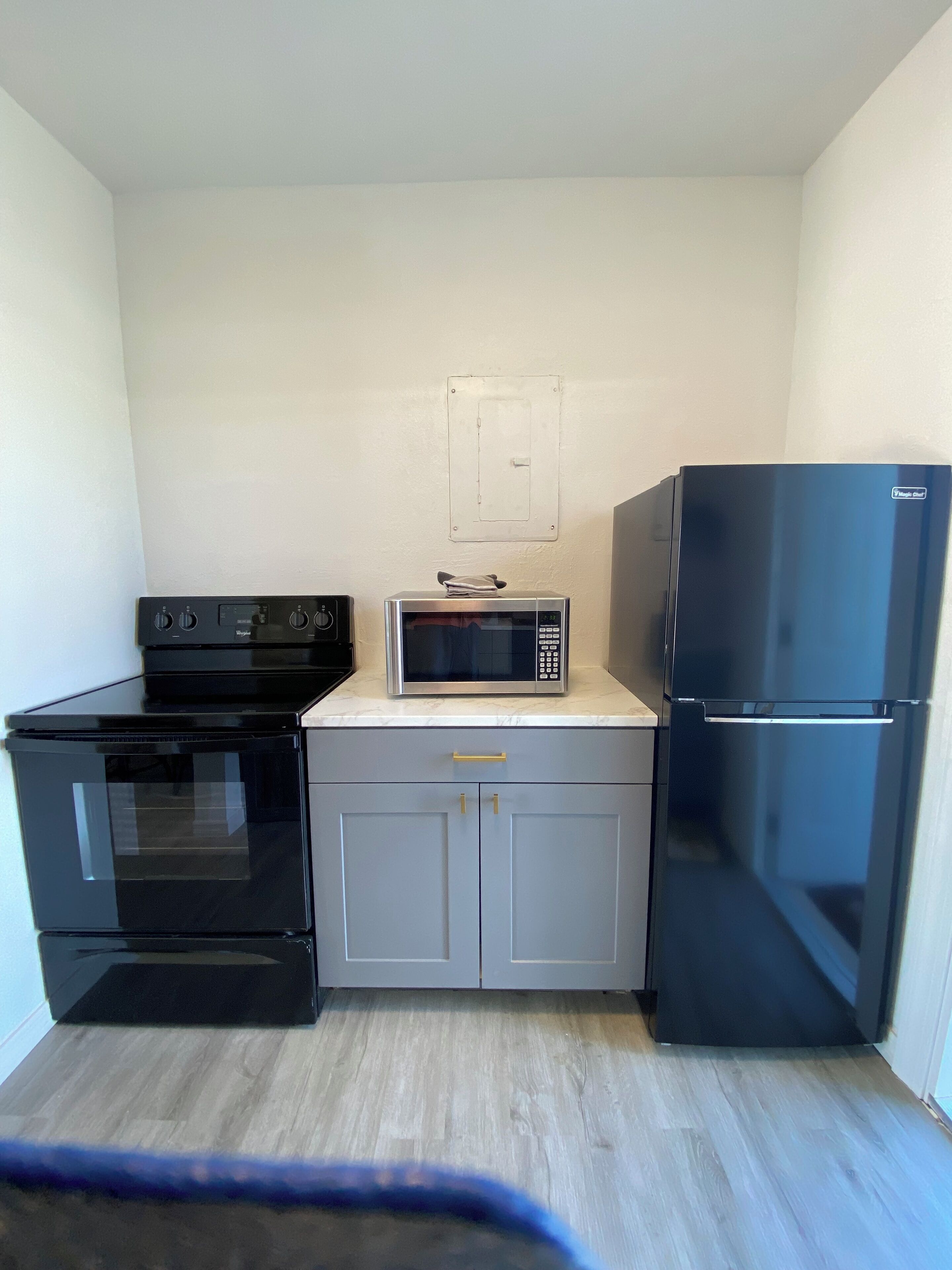 Jääkaappi, liesi, kahvin-/teenkeitin, leivänpaahdin