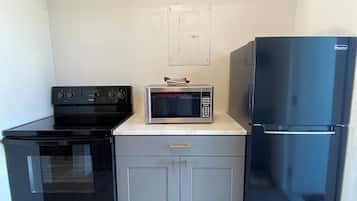 Jääkaappi, liesi, kahvin-/teenkeitin, leivänpaahdin