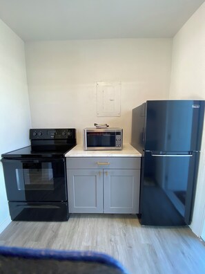 Kühlschrank, Herdplatte, Wasserkocher mit Kaffee-/Teezubehör, Toaster