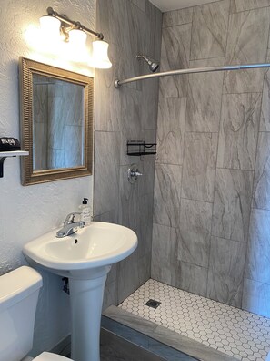 Dusch, hårtork, handdukar och tvål