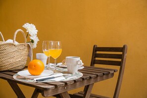 Dining - GuestReady - Zenith Building - Room 104 (Porto)