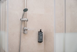 Shower, hair dryer, towels - GuestReady - Zenith Building - Room 104 (Porto)