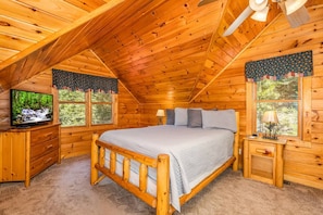 House | 3 bedrooms, Internet - Secluded 3BR Cabin w Hot Tub Dog Friendly Sleeps12 (Pigeon Forge)