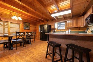 2 bedrooms, Internet - Pigeon Forge Cabin Game Room Dog Friendly Hot Tub (Pigeon Forge)