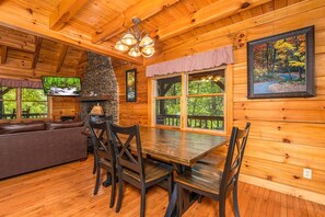 2 bedrooms, Internet - Pigeon Forge Cabin Game Room Dog Friendly Hot Tub (Pigeon Forge)