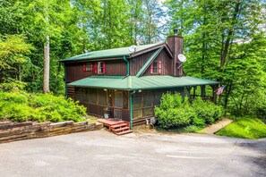 2 bedrooms, Internet - Pigeon Forge Cabin Game Room Dog Friendly Hot Tub (Pigeon Forge)