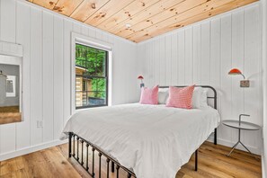 Suite | 2 bedrooms, Internet - 2bdrm Cabin 3 Gburg Pet-friendly Firepit Games (Gatlinburg)