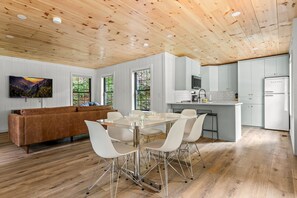 Suite | 8 bedrooms, Internet - 5 Cabins in Gburg Sleeps 16 Firepit Games (Gatlinburg)