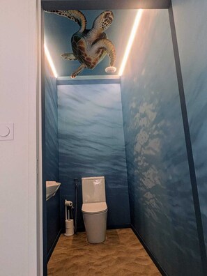 シャワー、ヘアドライヤー、タオル、石鹸