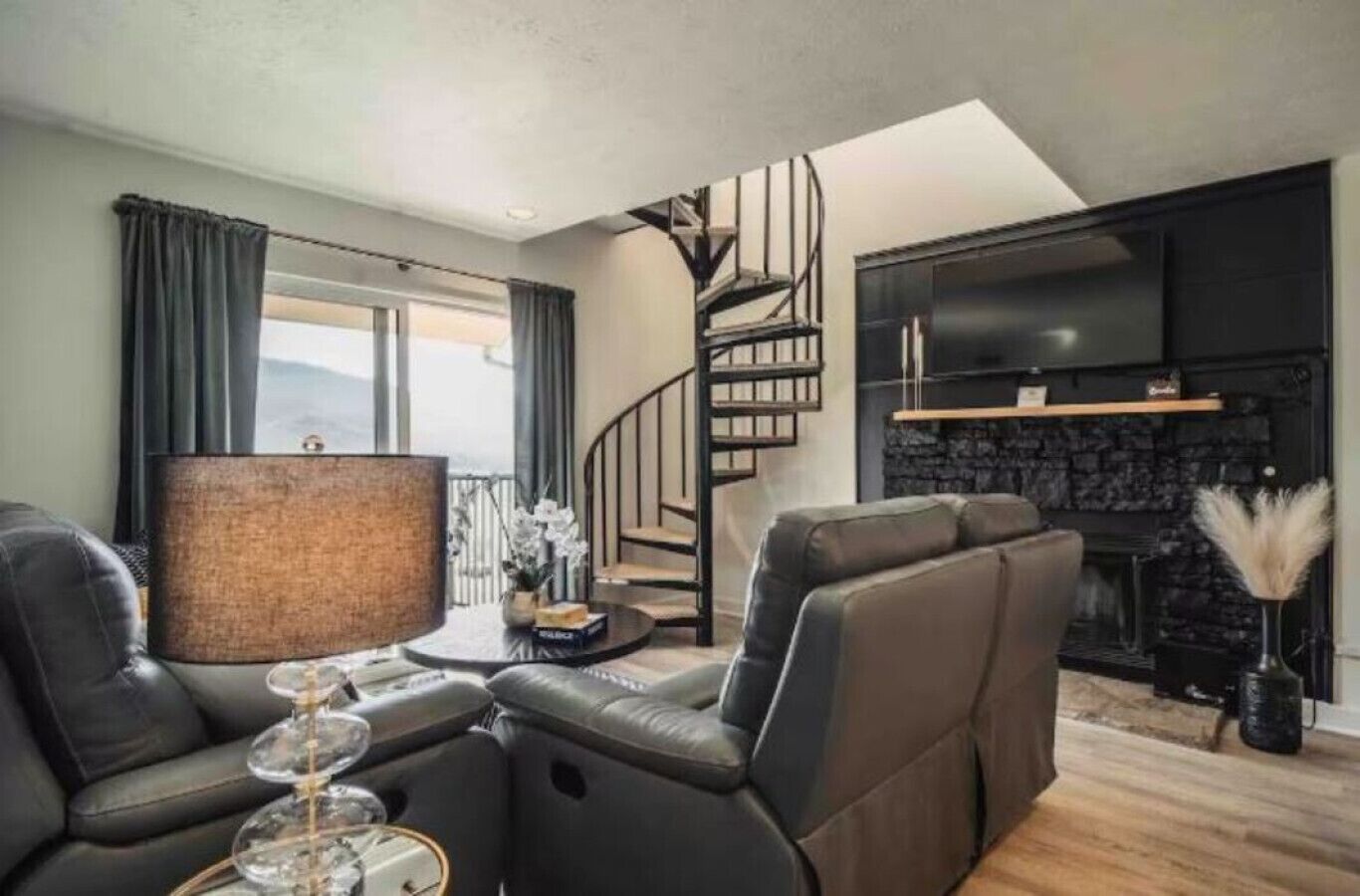 Een smart-tv en een open haard