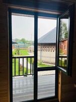 Caja de seguridad en la habitación y cortinas blackout