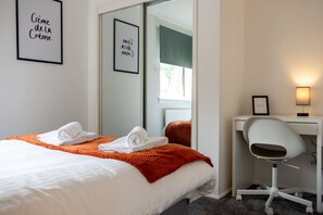 2 bedrooms, desk, iron/ironing board, WiFi