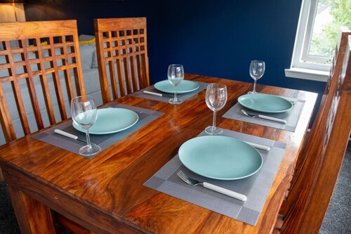 Modern Apartment with Dining, Workspace & Cooking