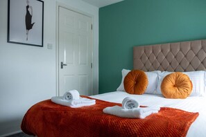 2 bedrooms, desk, iron/ironing board, WiFi