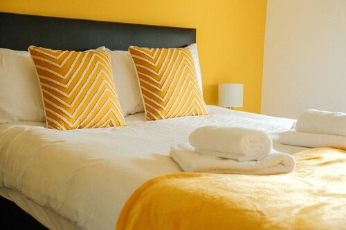 Spacious 4-Bed Home Near Glasgow | Free Parking & Garden