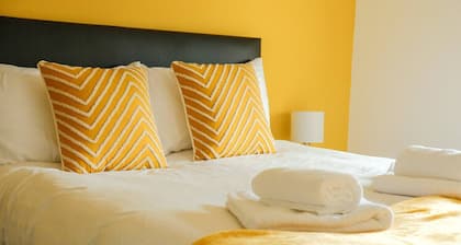 Spacious 4-Bed Home Near Glasgow | Free Parking & Garden