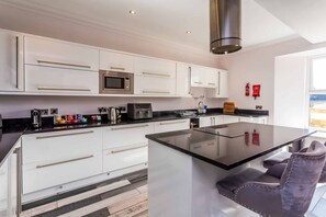 冷蔵庫、電子レンジ、オーブン、コンロ