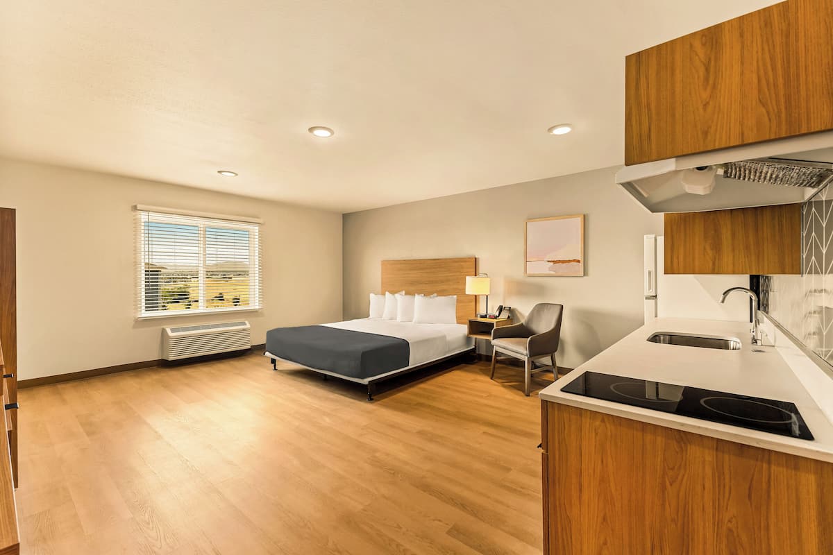Suite, 1 King Bed, Mobility Accessible, Non Smoking