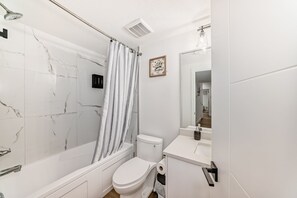 Sèche-cheveux, serviettes fournies, savon, papier toilette