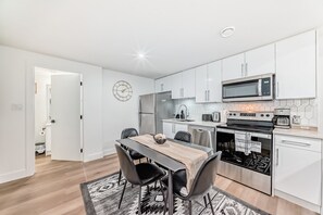 Fridge, microwave, oven, stovetop -  1-Bed, w/ In-Unit Washer & Dryer, Cozy Living,1-2 Min Drive to Anthony Henday! (Edmonton)