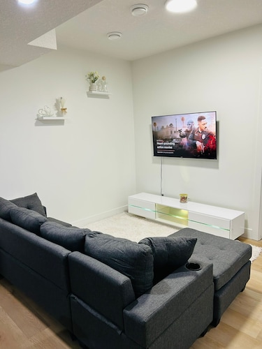 1-Bed, w/ In-Unit Washer & Dryer, Cozy Living,1-2 Min Drive to Anthony Henday!